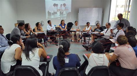 Foto: Profesionales de la niñez participando en talleres de capacitación especializada