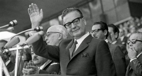 Fotografía de Salvador Allende, líder y reformador social chileno.