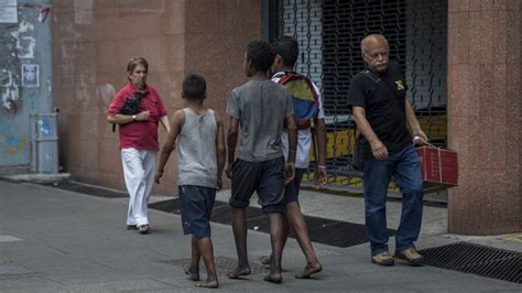 Foto de niños en situación de calle semidesnudos y descalzos en Chile