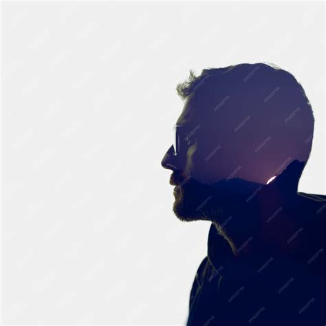 Retrato o silueta de un joven en situación de calle