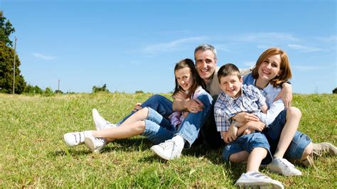 Foto de una familia en un entorno rural, representando la mejora de sus condiciones de vida