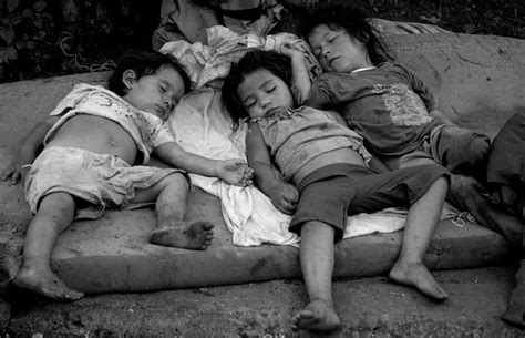 Fotografía o ilustración de niños en situación de abandono o vagancia en un espacio público, con ropa sucia y aspecto descuidado, simbolizando la negligencia institucional.