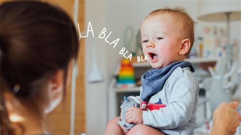 Bebé aprendiendo a interactuar con el mundo