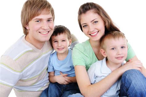 Familia joven con hijos pequeños, cuidando y educando