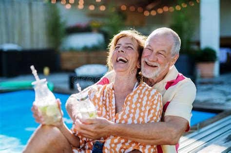 Pareja de adultos mayores disfrutando del tiempo libre y nuevos pasatiempos