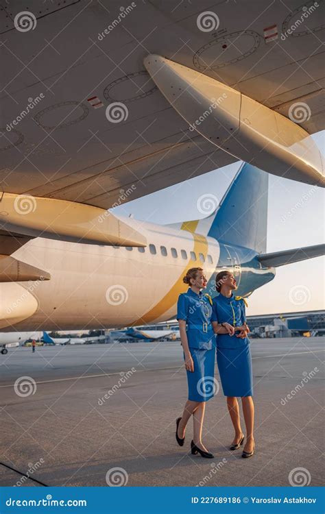 foto de azafatas sonriendo en un aeropuerto