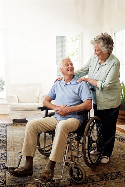 pareja de ancianos en silla de ruedas y skate