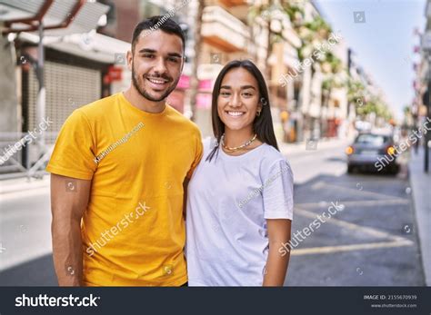 foto de una pareja joven, uno de ellos en silla de ruedas, sonriendo