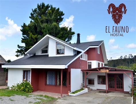 Fachada de un hostal acogedor en Puerto Montt