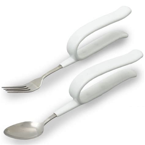 Tabla comparativa de cubiertos adaptados según la patología: Cuchillo Rocker para hemiplejia, Cuchara giroscópica para Parkinson, Cubiertos flexibles para artritis.