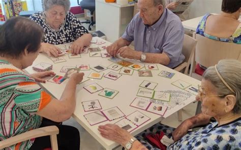 Ejemplo de juego de memoria con tarjetas para adultos mayores