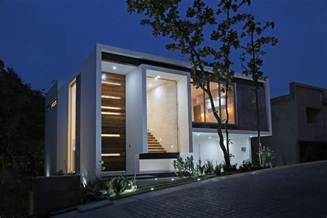 Foto exterior de Casa Lucas con arquitectura minimalista rodeada de bosque nativo