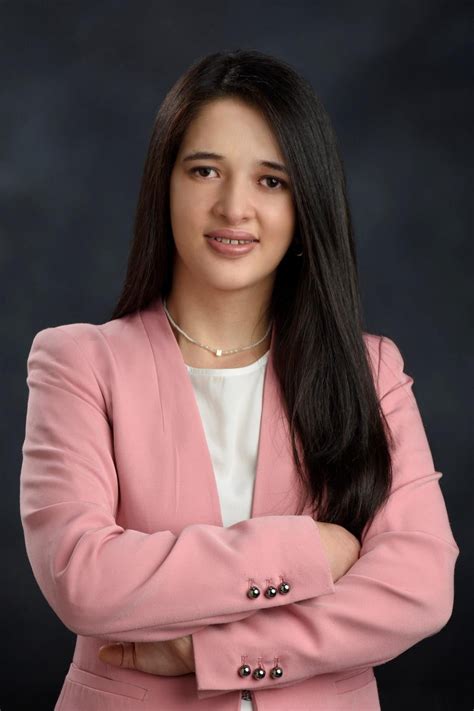 Retrato de Mariana Lozano, joven activista colombiana por los derechos de las personas con discapacidad intelectual.