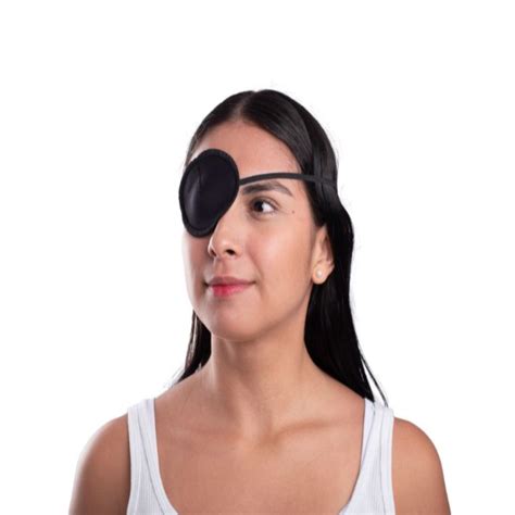 Fotografía de un adulto usando un parche ocular elegante y personalizado