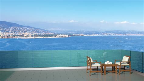 Barandas de cristal modernas en un balcón con vistas panorámicas