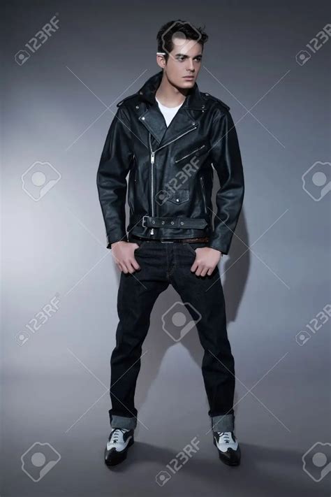 Ilustración que representa una pareja de hombres de los años 50 en un momento íntimo