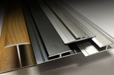 Muestra de diferentes acabados en perfiles de aluminio: anodizado, recubrimiento en polvo, veta de madera