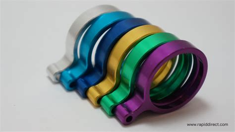 Foto de una línea de anodizado y electroforesis de perfiles de aluminio