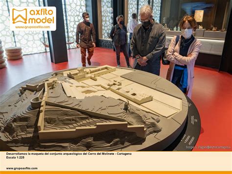 Interior del Museo Tiflológico con visitantes usando maquetas táctiles y audioguías
