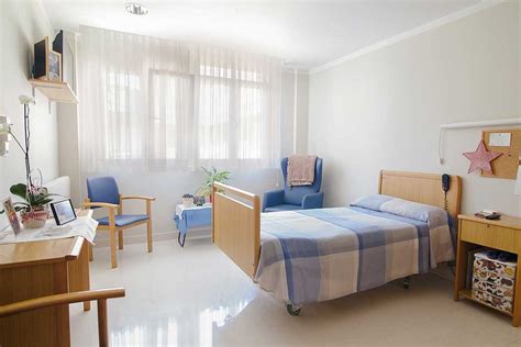 Diseño interior de una habitación moderna para residencia de ancianos