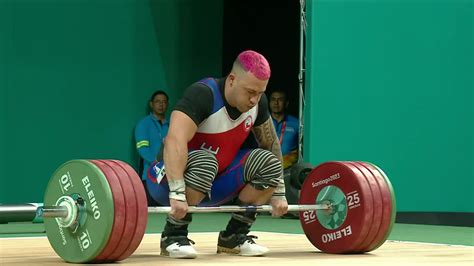 Arley Méndez levantando pesas en una competencia