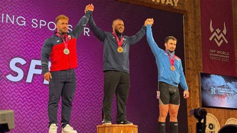 Arley Méndez recibiendo una medalla