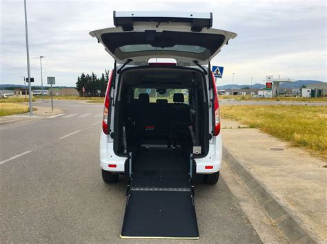Esquema detallado de una furgoneta adaptada con rampa eléctrica, rebaje de suelo y sistema de anclaje para silla de ruedas