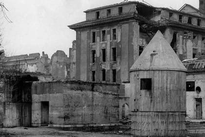 Foto histórica del búnker de la Cancillería en Berlín, lugar donde se refugiaba el líder nazi al final de la guerra.