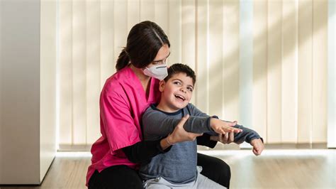Ilustración de un niño recibiendo terapia física para parálisis braquial