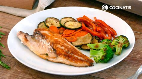Plato de cena ligero y saludable para personas mayores, con pescado y verduras