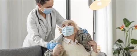 Médico geriátrico realizando una consulta a domicilio a un adulto mayor en su hogar, con enfoque en la interacción personalizada.