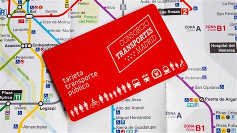 Foto de personas mayores recibiendo tarjetas de transporte gratuito