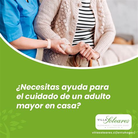 Personal de enfermería de Villa Soleares asistiendo a un residente en una actividad recreativa