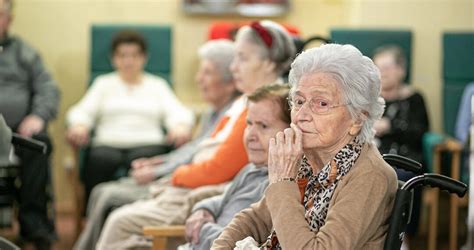Diseño de cocina en un hogar de ancianos con énfasis en ventilación y materiales lavables.