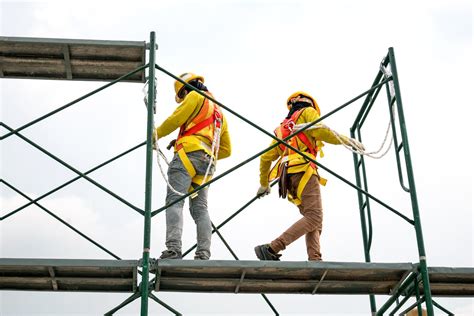 Foto de andamios o zona de construcción mostrando riesgo de caídas