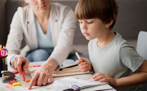 Profesional psicopedagoga trabajando con un estudiante en un entorno escolar