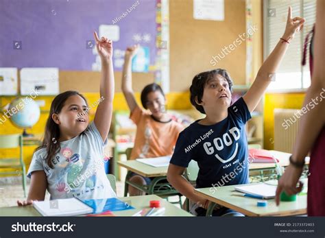 Foto de niños y niñas participando en un taller de inglés virtual