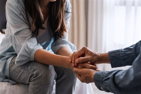 Voluntario ofreciendo apoyo emocional