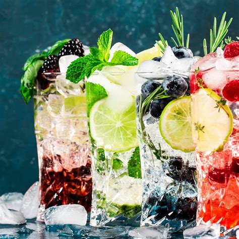 Imagen de varios cócteles sin alcohol coloridos y refrescantes.