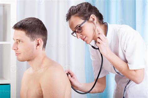 Imagen de un médico realizando una auscultación torácica a un paciente anciano
