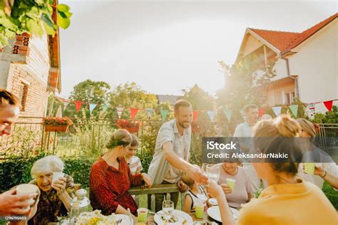 Foto de un patio decorado para una fiesta familiar al aire libre con toldos