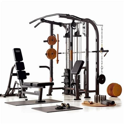 David Scott en el gimnasio, utilizando una máquina de pesas para trabajar sus brazos.