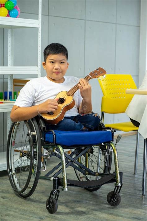 Persona con discapacidad utilizando un instrumento musical adaptado
