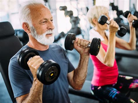 Esquema de un adulto mayor realizando entrenamiento de fuerza con pesas