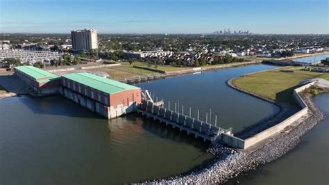 Infografía detallando el sistema de diques de Nueva Orleans y los puntos de falla durante el Katrina