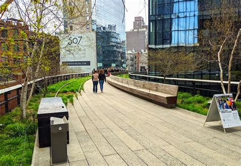 Fotografía del Parque High Line en Nueva York, destacando sus elementos de diseño accesible.