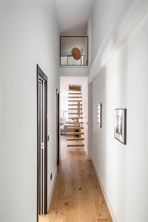 Ilustración comparativa mostrando un pasillo estrecho y obstruido frente a un pasillo amplio y despejado.