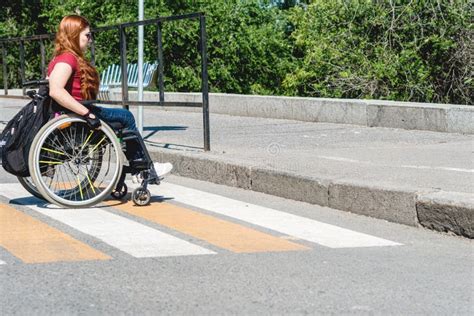 Foto temática de una persona con discapacidad navegando un obstáculo en la calle