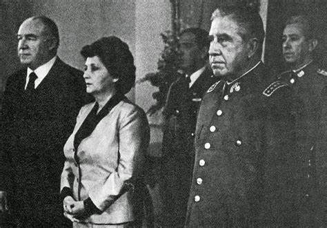 Foto histórica de Augusto Pinochet y Sergio Onofre Jarpa