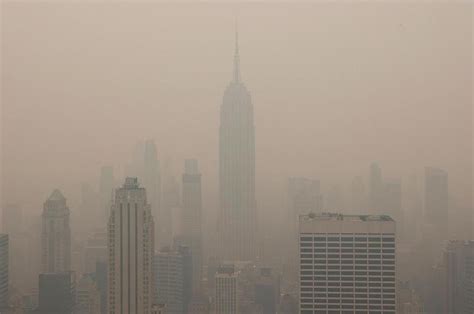 Vista panorámica de una superpoblada y contaminada Nueva York en el año 2022, con edificios abarrotados y una atmósfera gris.